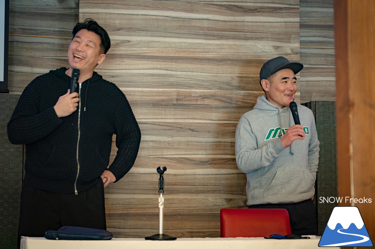 井山敬介さんと秋元日菜子さんのコンビは今年も健在！さらに、サプライズゲストも登場？！憧れのスキーヤーと一緒に雪と戯れ、『いちえ』の美味しいランチをいただく…。夢のようなイベント。めもるホールディングス presents プロスキーヤー・井山敬介さんと行く｜ダイナスティスキーリゾート